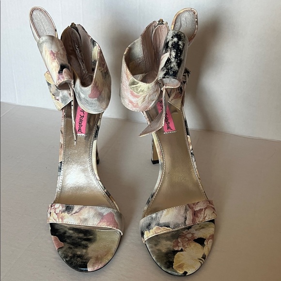 Betsey Johnson Malissa d'Orsay Pump in Multi-color Floral Pattern Oversized Bow - Picture 3 of 12